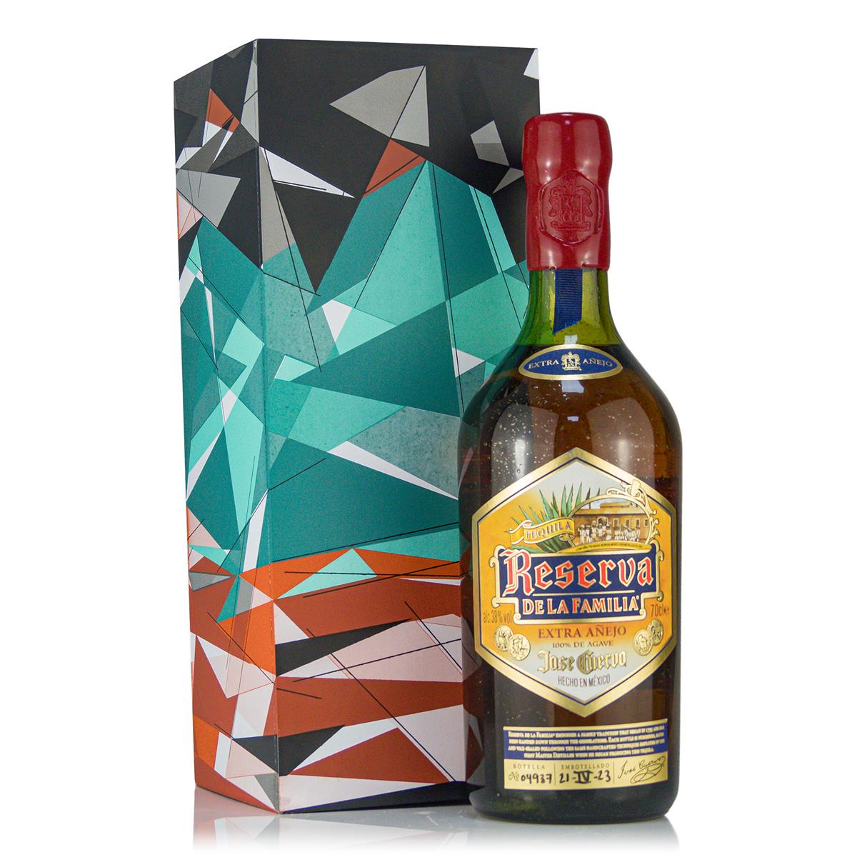 Jose Cuervo Reserva de la Familia in Woodbox 0,7 Liter 38%vol.