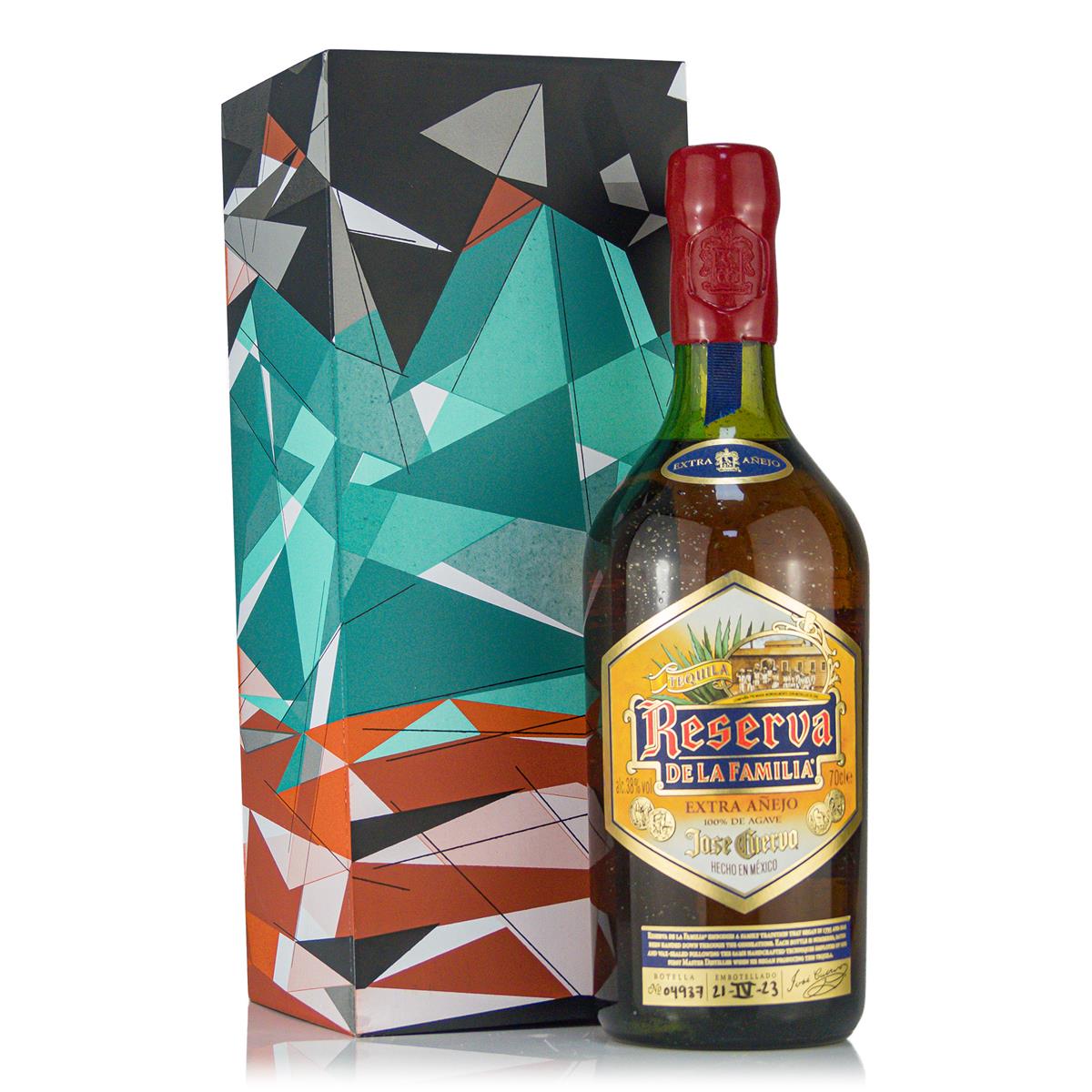 Jose Cuervo Reserva de la Familia in Woodbox 0,7 Liter 38%vol. Jose Cuervo Reserva de la Familia in Woodbox 0,7 Liter 38%vol.